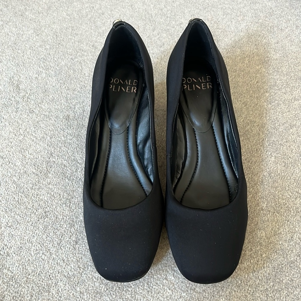 NWT Donald liner stretch fabric pump with payment detail heel